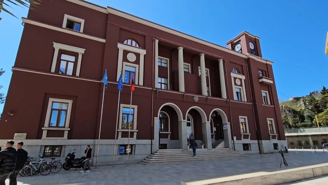 Bashkitë realizuan vetëm 22 për qind të investimeve në 8 mujor, rrezikojnë fondet